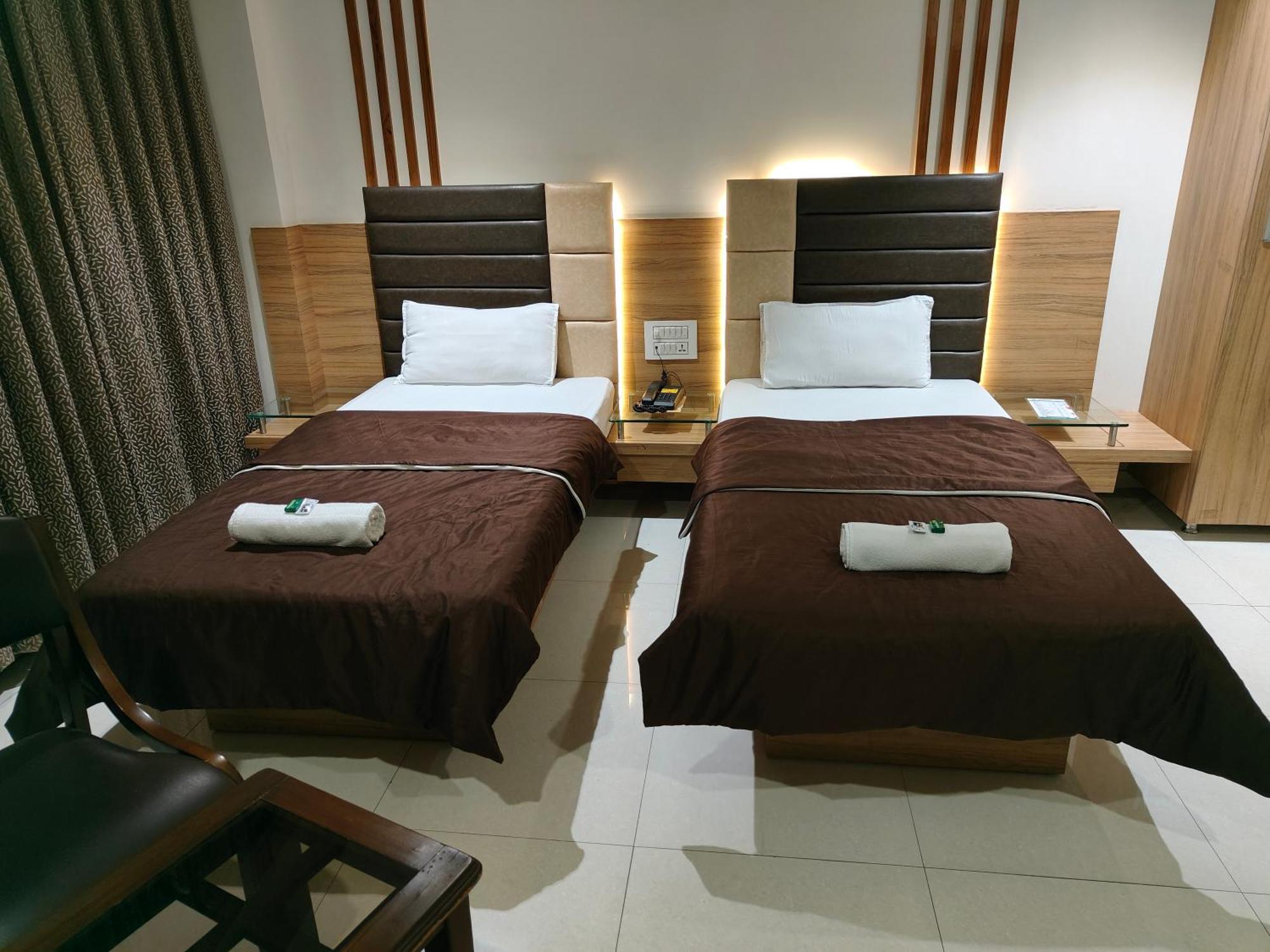 Hotel Sahyog & Rooms Surat Ngoại thất bức ảnh