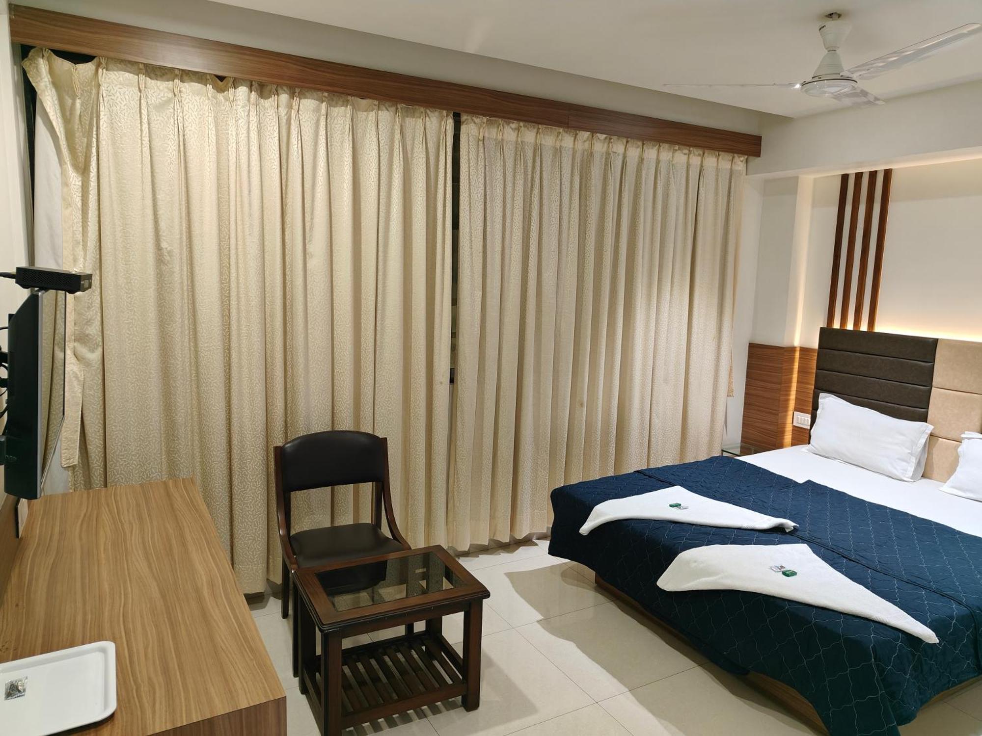 Hotel Sahyog & Rooms Surat Ngoại thất bức ảnh